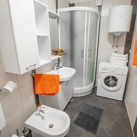 Two-bedroom In Xcvii شقة