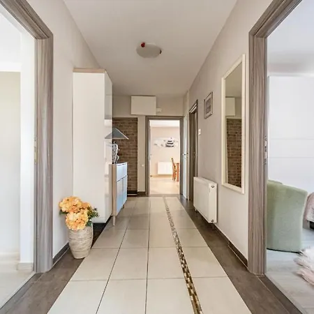 Two-bedroom In Xcvii شقة